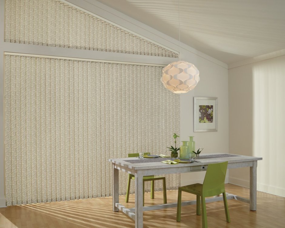 Широкие белые тканевые вертикальные жалюзи с узором в стиле Кантри