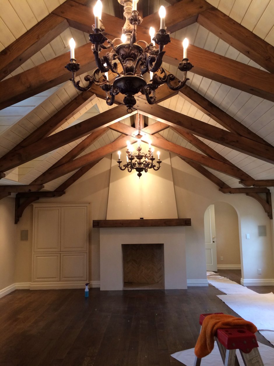 Потолок в беседке с балками