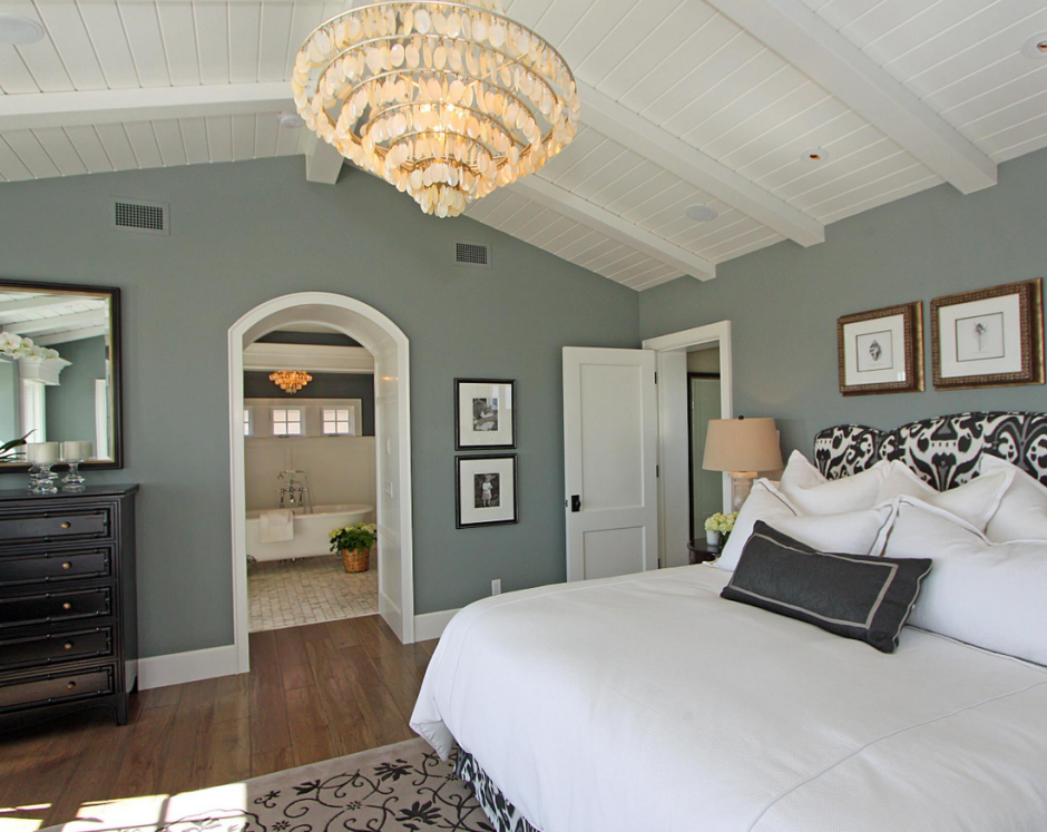 Спальня с балками на потолке