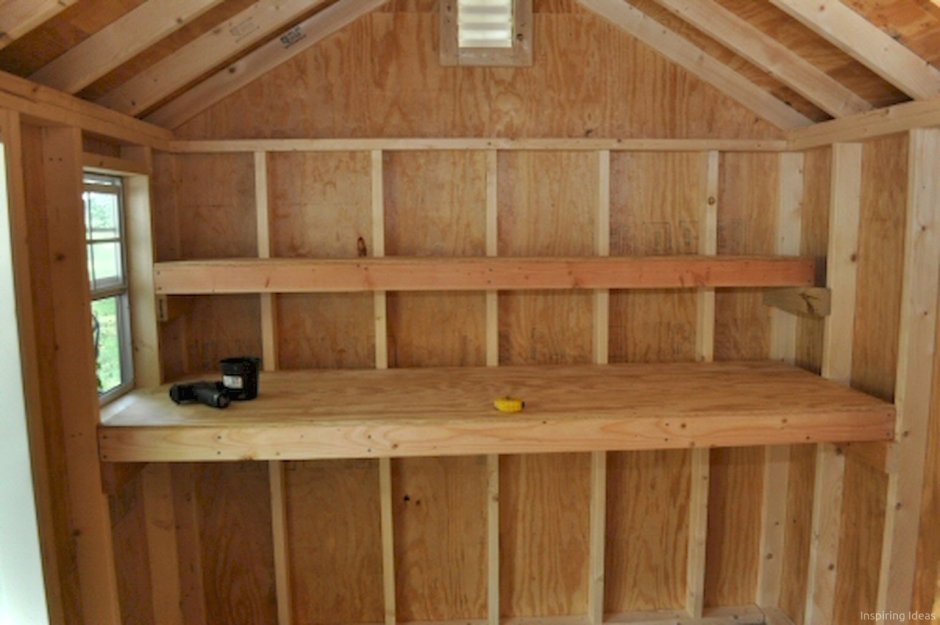 Полки на двери в сарае на даче