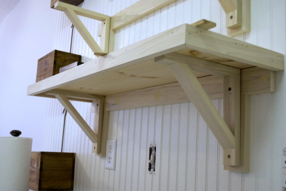 Навесные полки в сарае