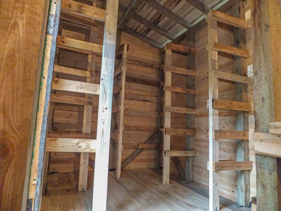 Стеллажи в сарае на даче