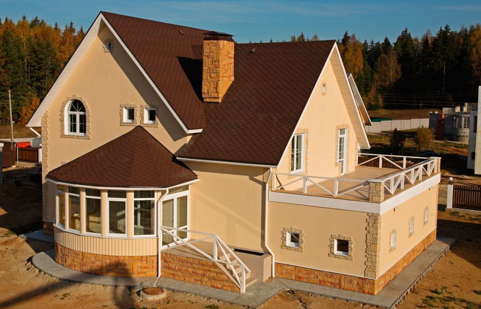 Трехскатные крыши частных домов