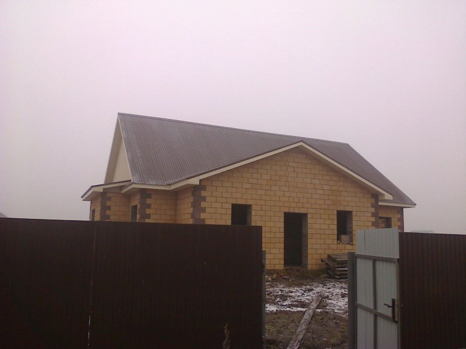 Трехскатная крыша дома