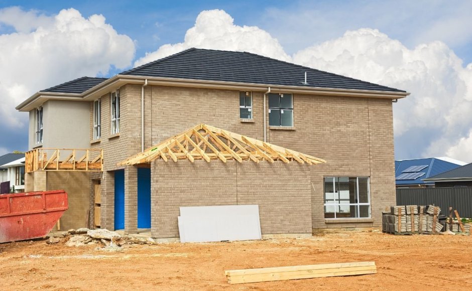 Трёхскатная крыша пристройки к дому