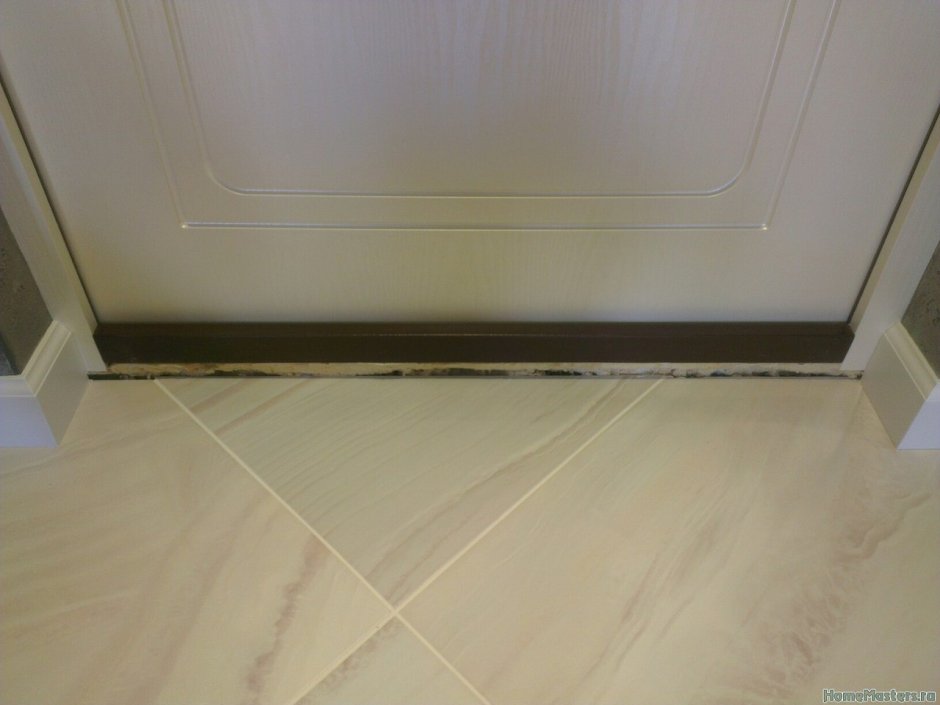 Порог у входной двери п49