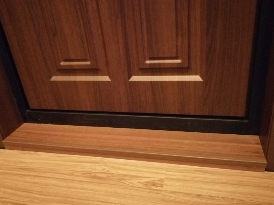 Доборы на входную дверь с порогом