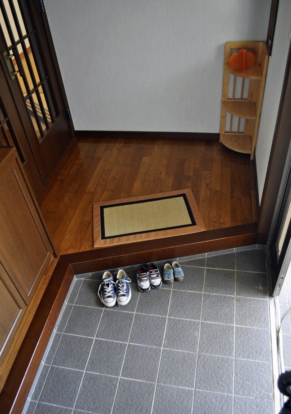 Плитка у порога в прихожей