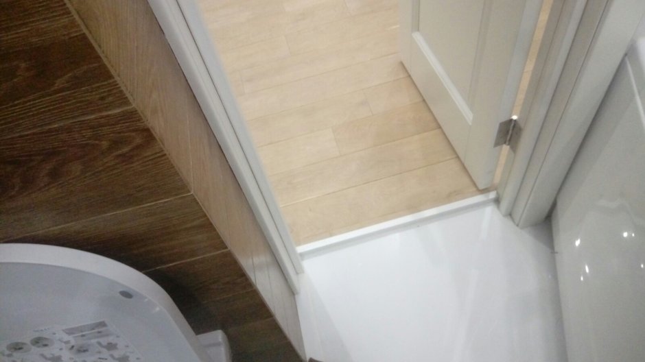 Стык плитки и ламината в дверном проеме