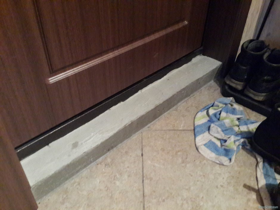 Порог у входной двери п49