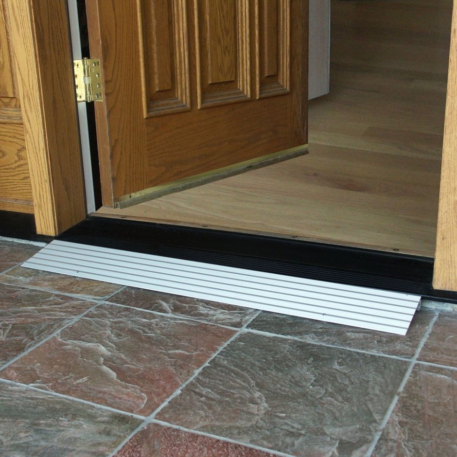 Порог у входной двери п49