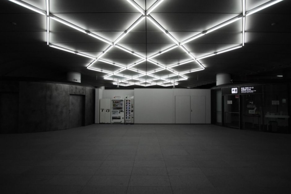 Световые линии в гараже