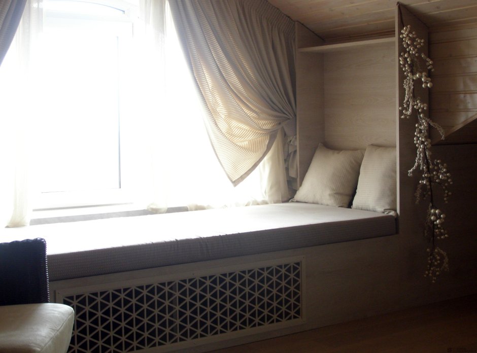 Подоконник лежанка на балконе