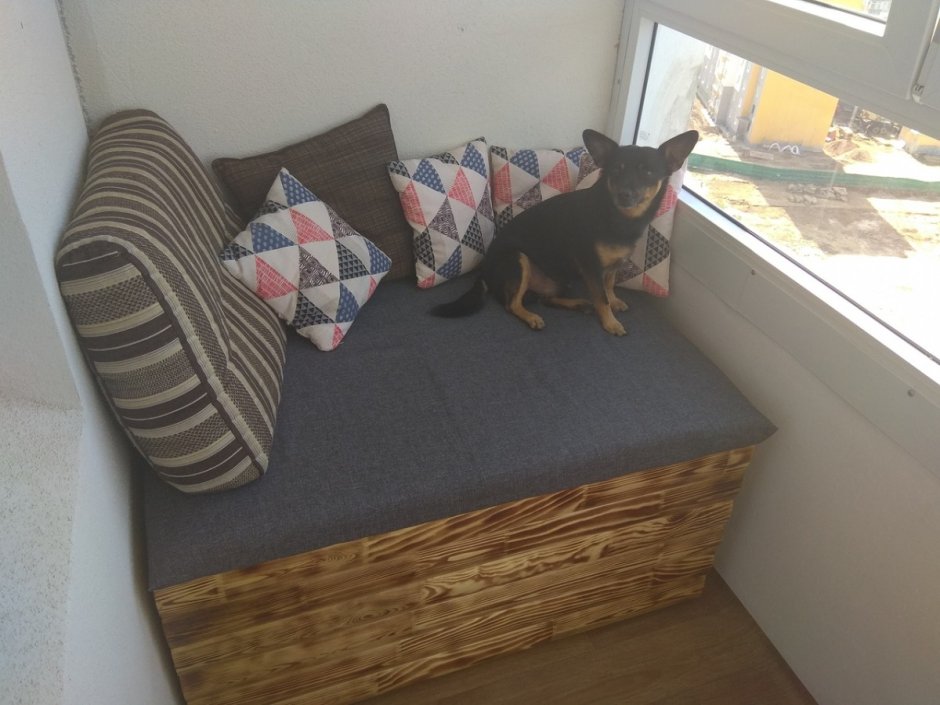 Диван лежанка на балконе