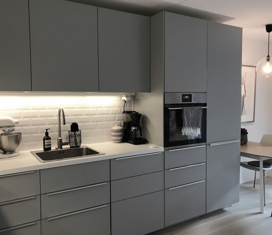 Белая глянцевая кухня