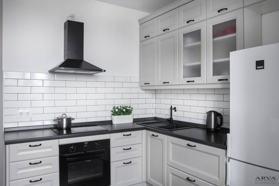 Белая кухня с черной столешницей