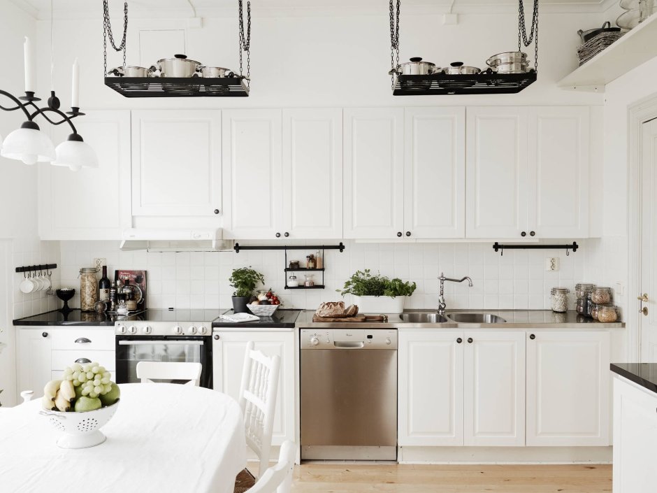 Кухня в скандинавском стиле с черными ручками