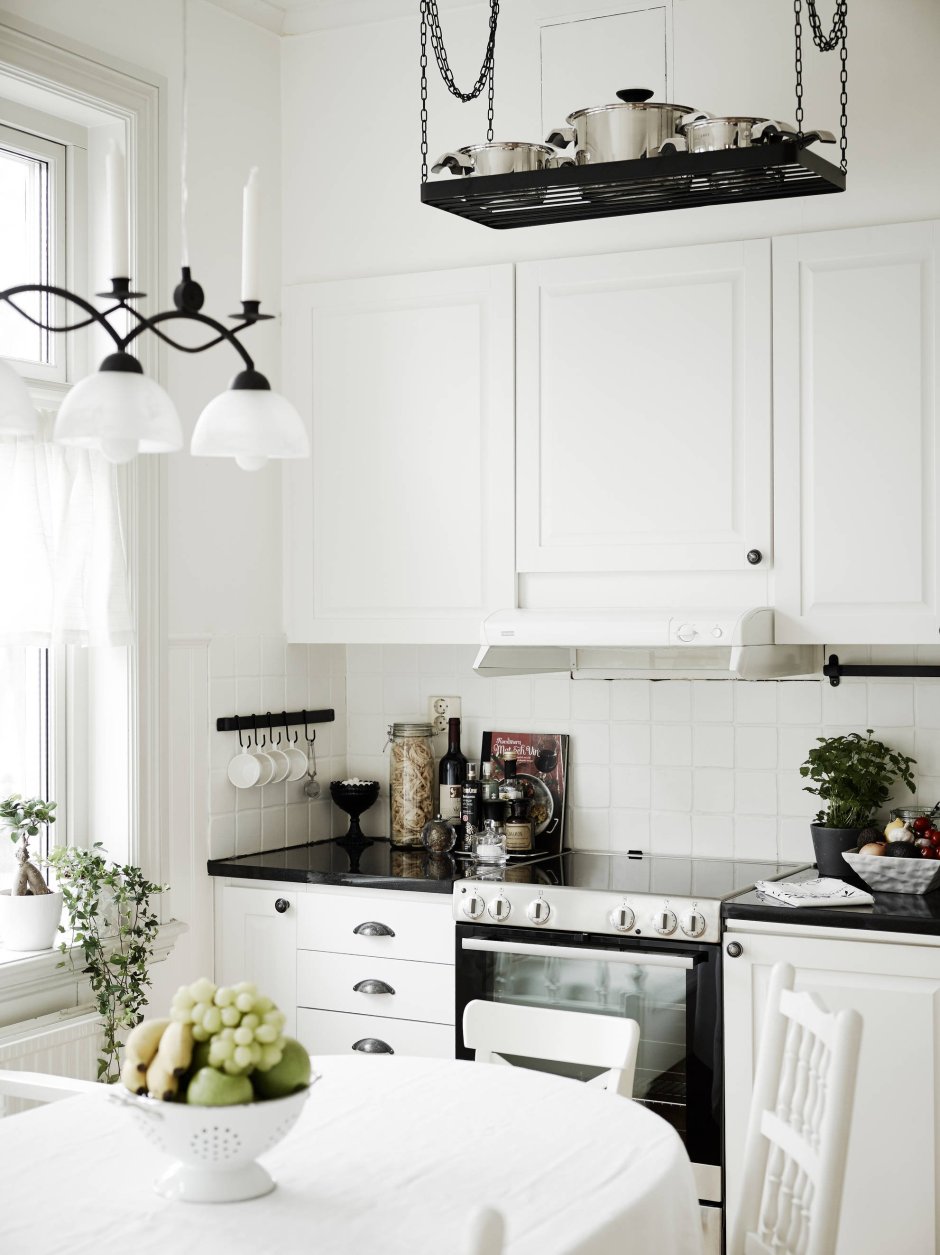 Декор кухни с белой мебелью