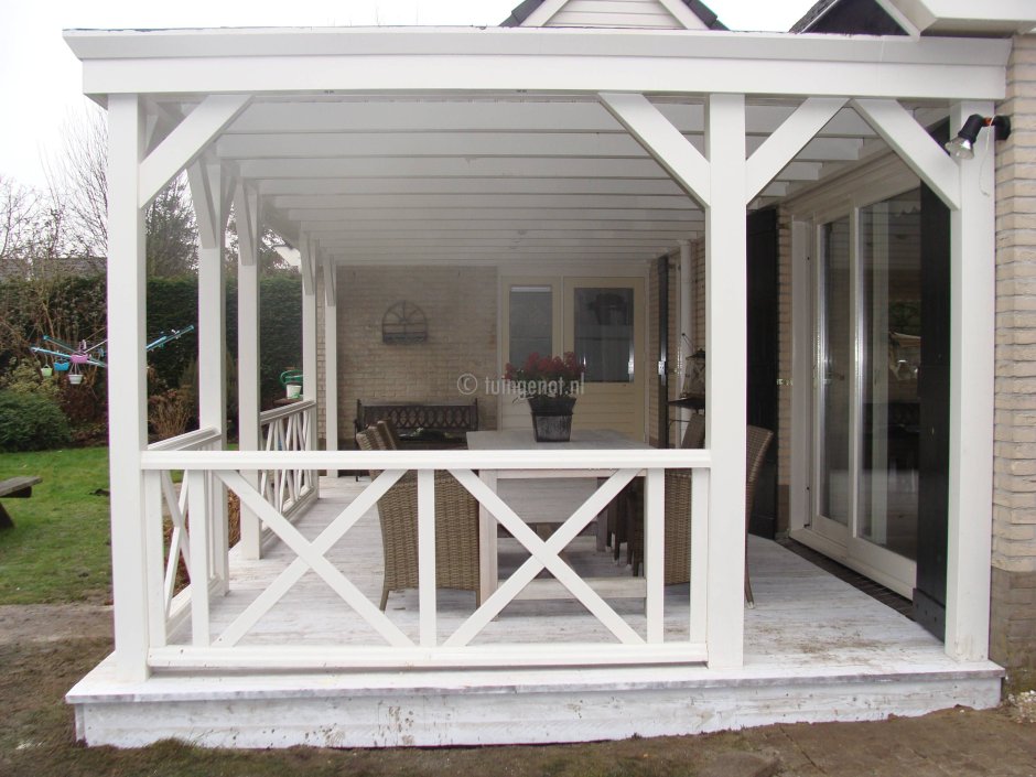 Белая веранда из дерева