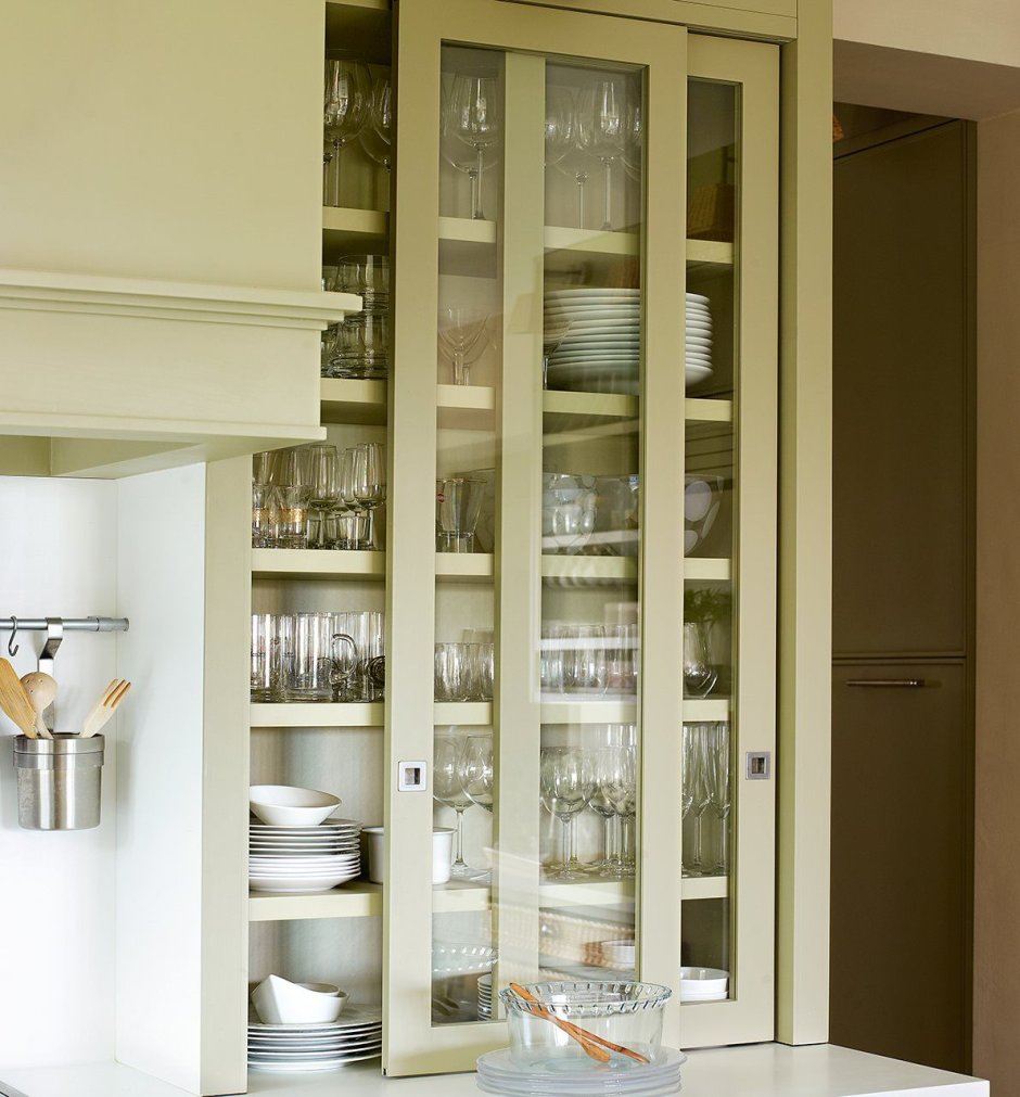 Стеклянный шкаф для посуды на кухню
