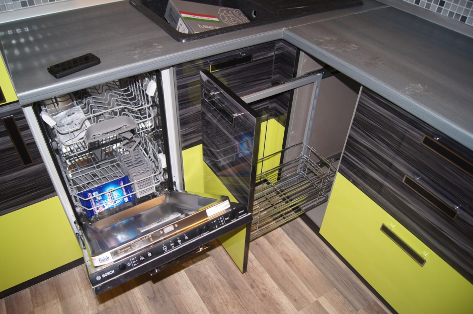 Угловая кухня с посудомоечной машиной