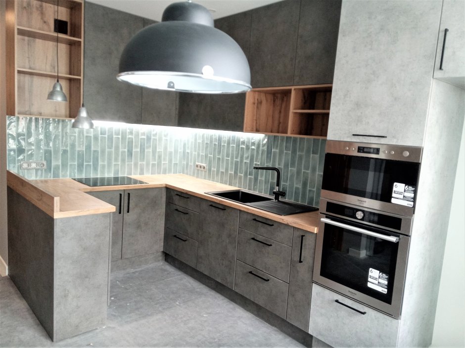 Кухня под дерево с мраморной столешницей и фартуком