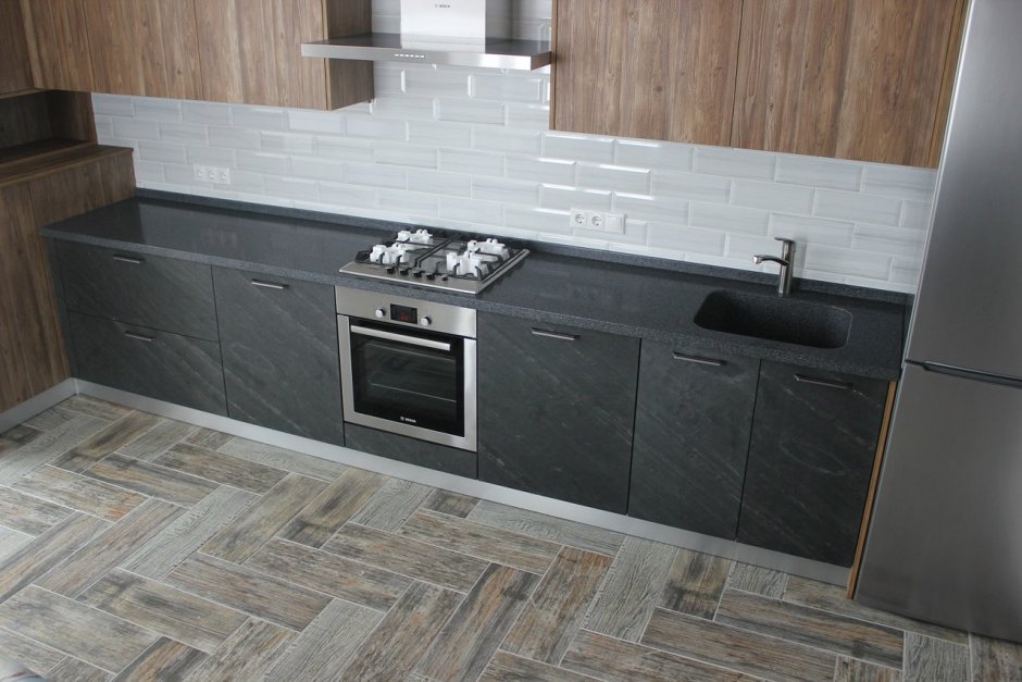 Серая кухня с черной столешницей