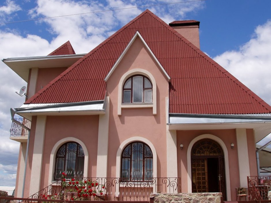 Дом с бордовой крышей