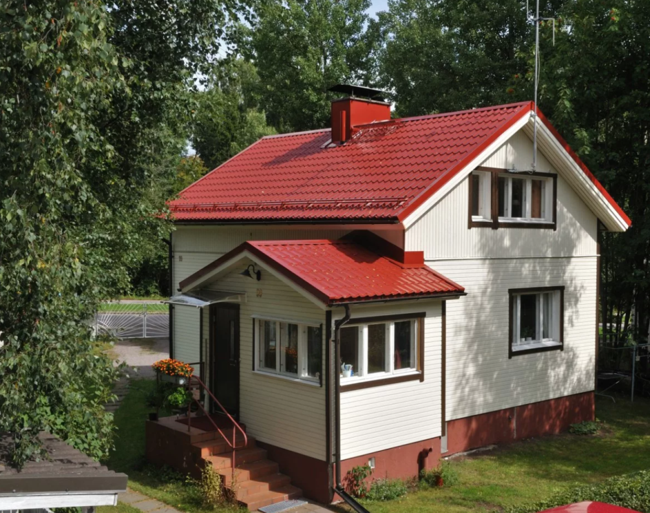 Дачный дом с бордовой крышей