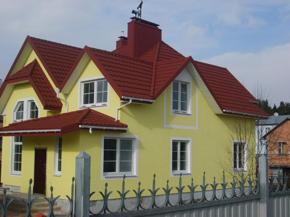 Жёлтый дом с красной крышей