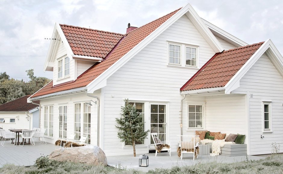 Бежевый дом с красной крышей