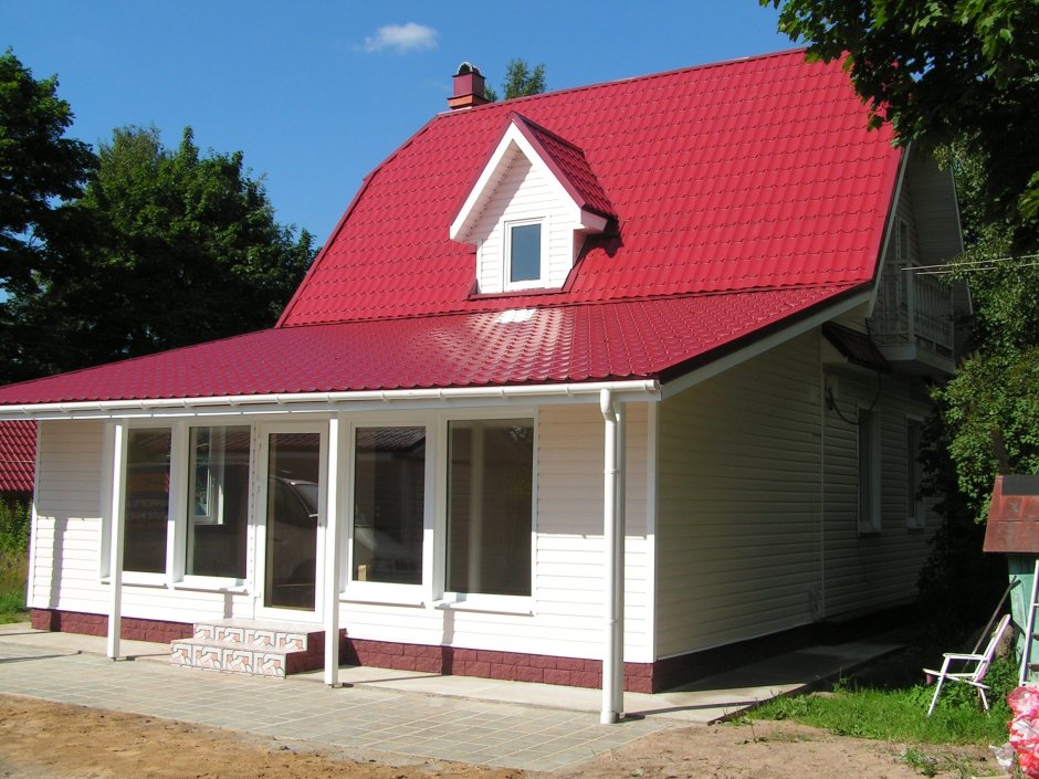 Белый дом с красной крышей