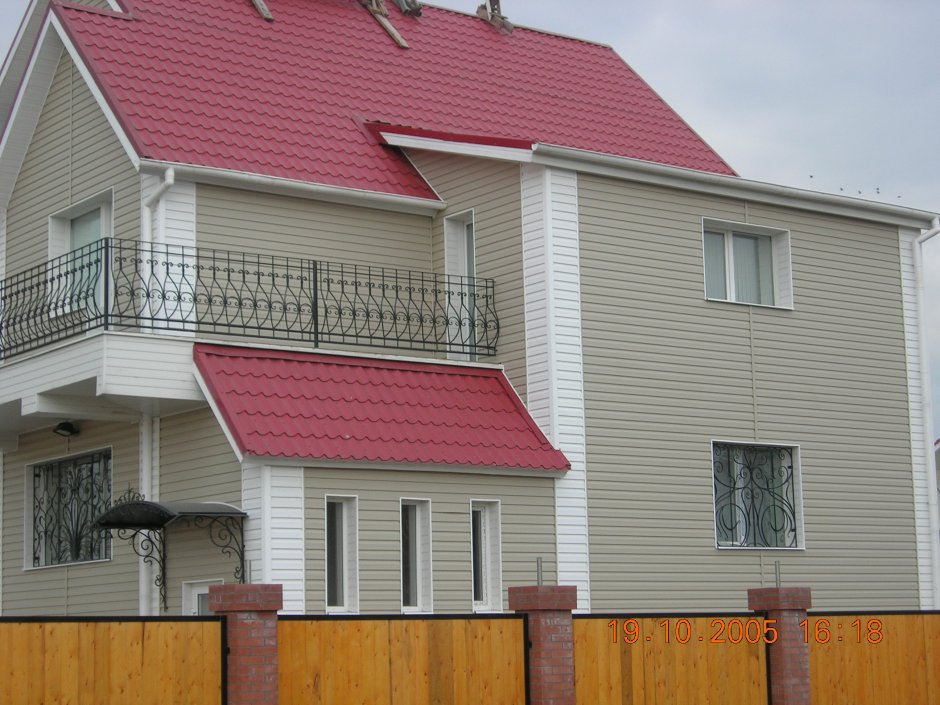 Сайдинг с красной крышей