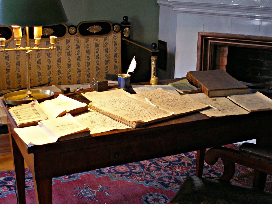 Письменный стол Пушкина в Михайловском