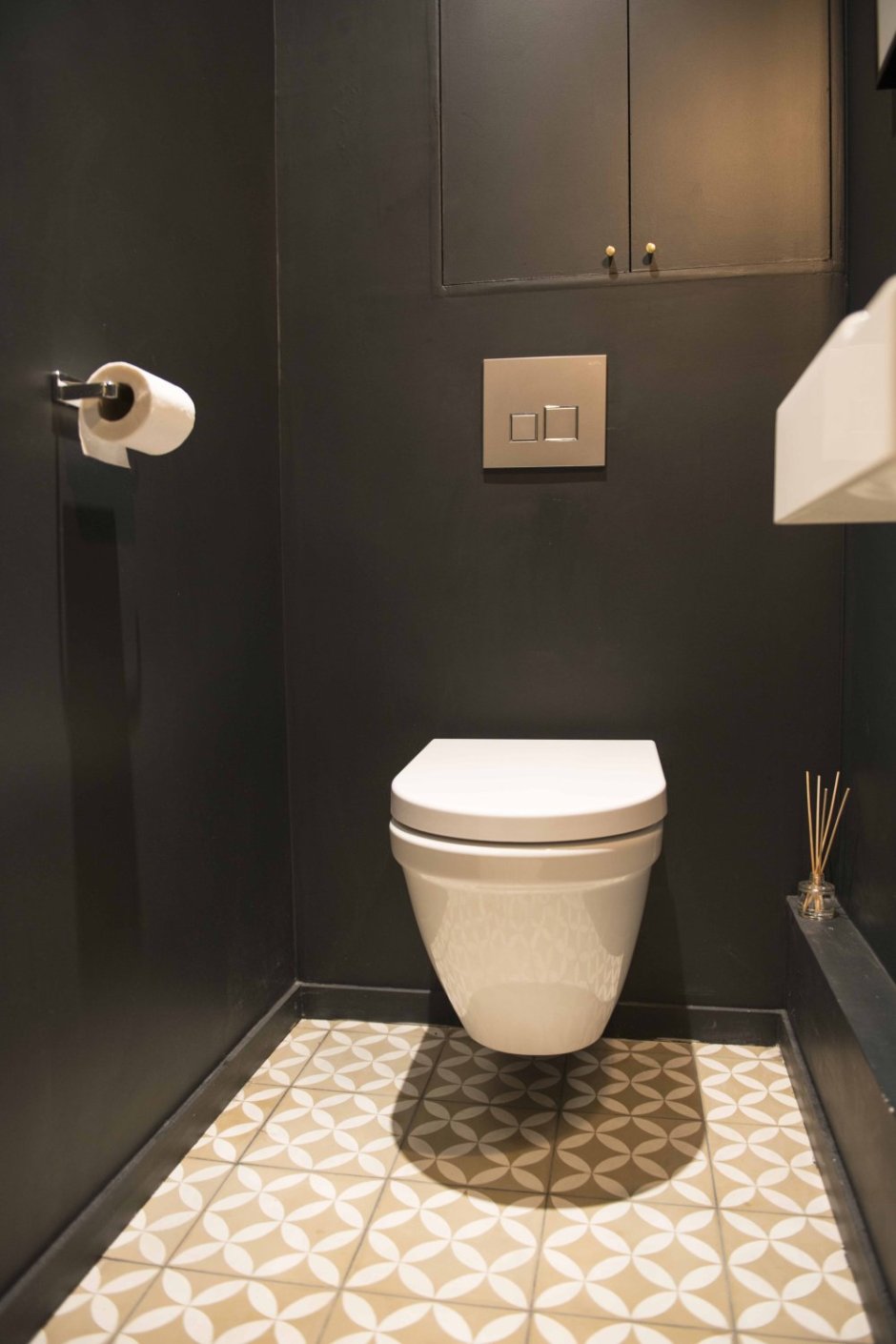 Туалет с инсталляцией в современном стиле