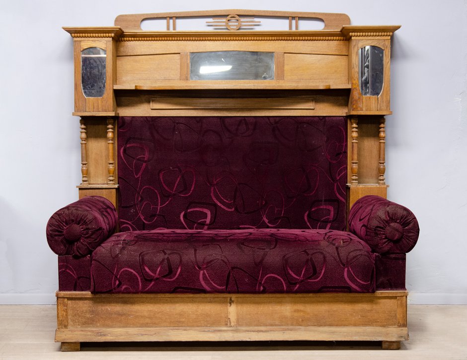 Старинный диван