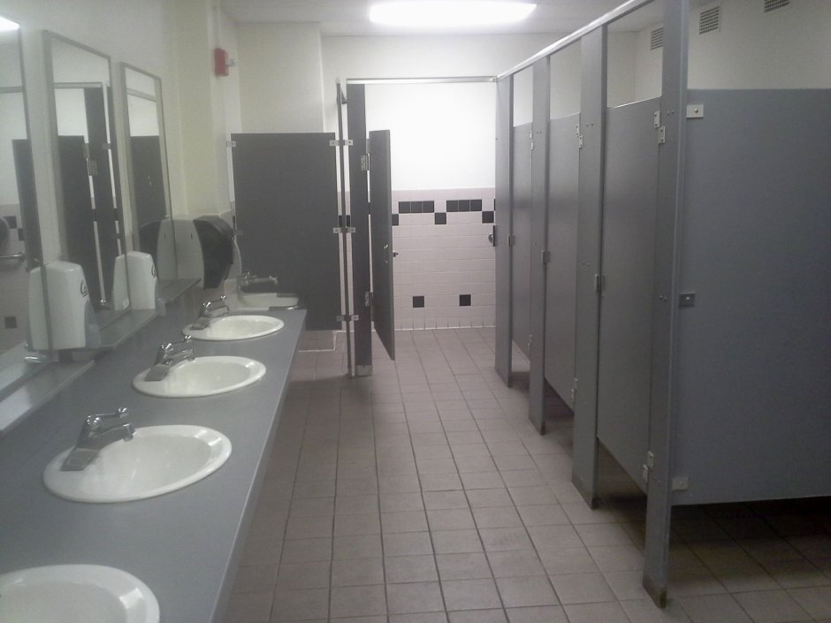 Плитка в общественном туалете