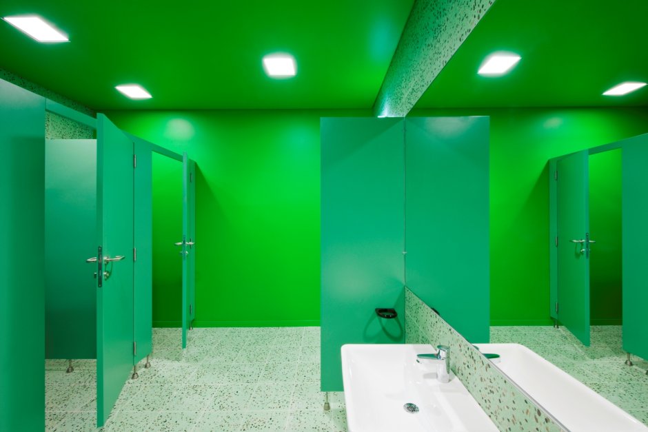 Современный общественный туалет