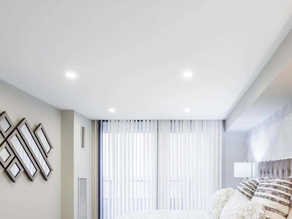 Световые линии на натяжном потолке в коридоре