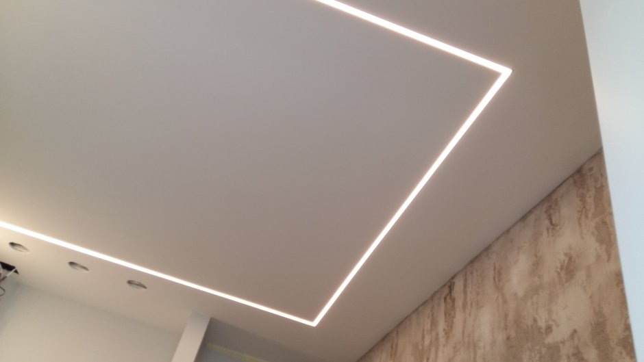 Натяжной потолок с подсветкой