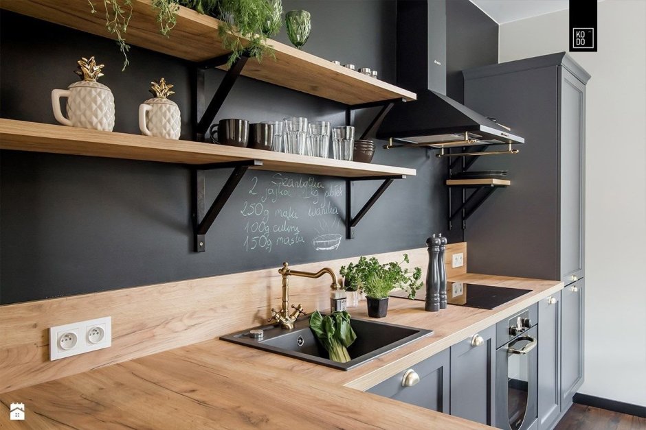 Открытые полки на кухне