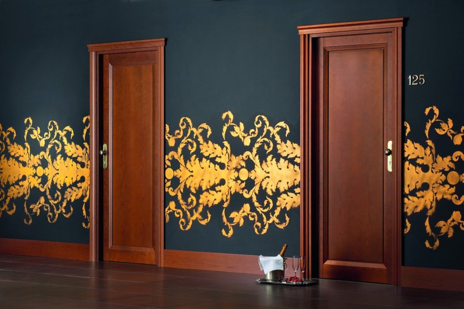 Белые двери с золотыми ручками