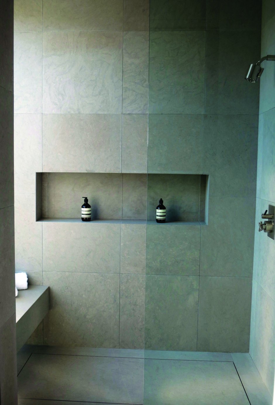 Встроенная полка в душевой