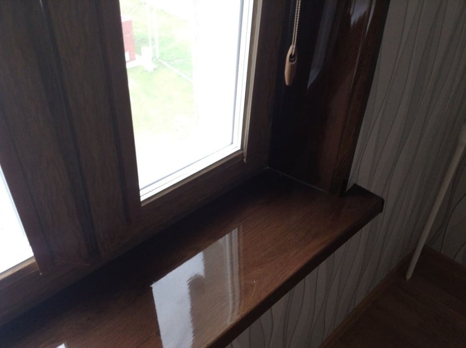 Коричневые откосы и подоконники