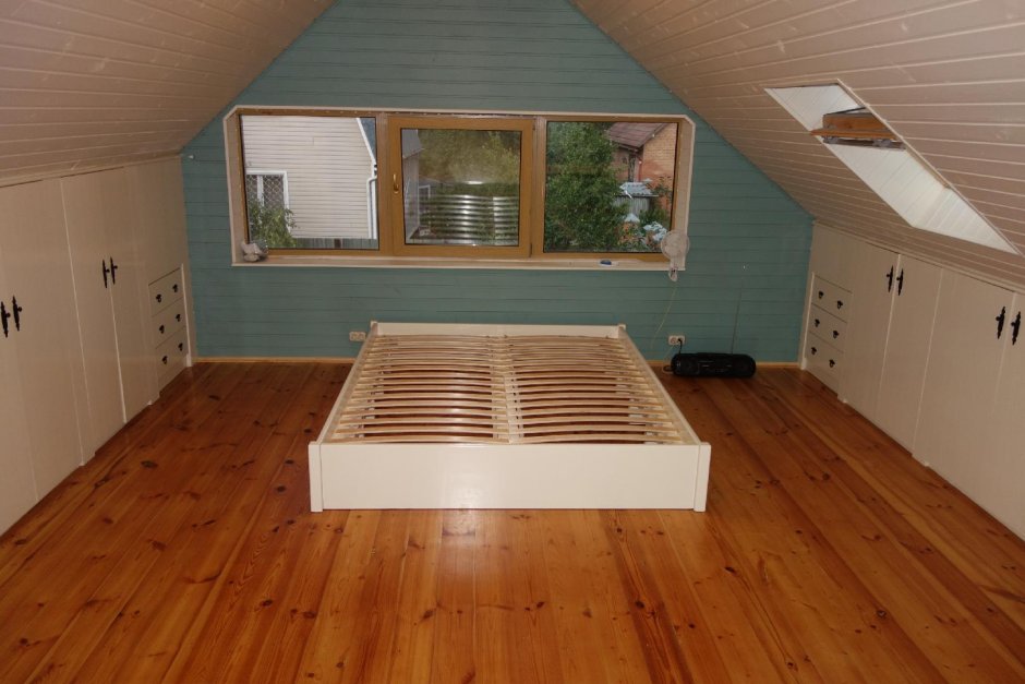 Встроенная кровать в мансарде