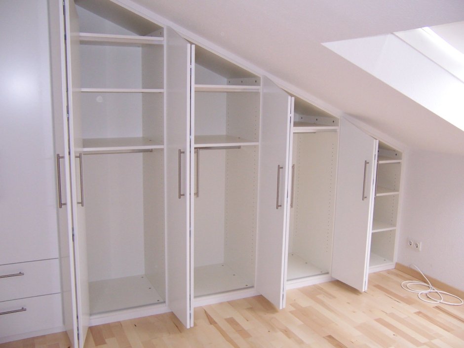 Детский шкаф для мансардного этажа