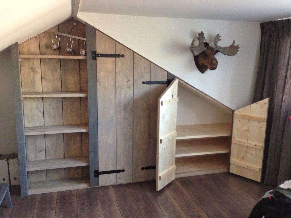 Места для хранения вещей на мансарде