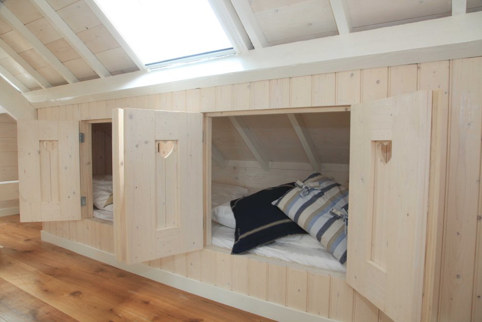Шкаф на мансарде из вагонки