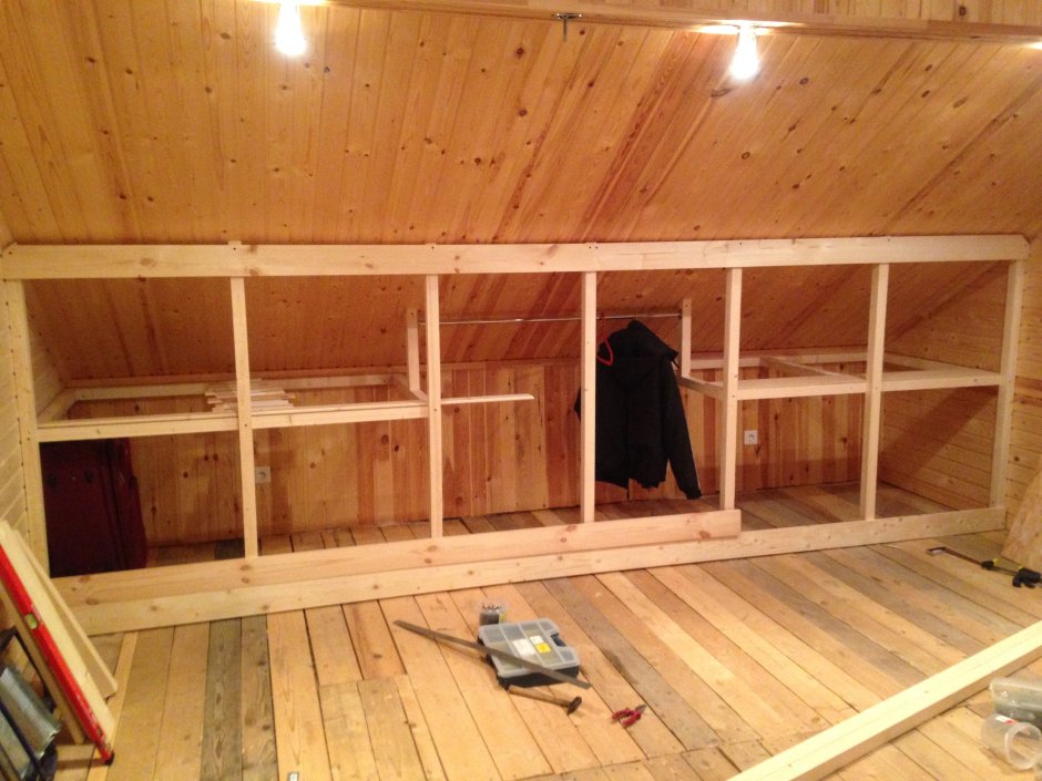 Шкаф в гардеробную со скошенным потолком