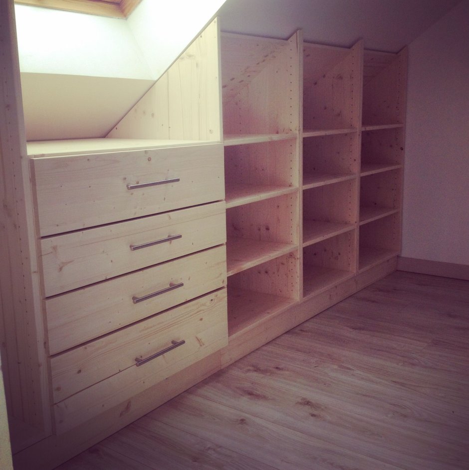 Встроенные шкафы в деревянном доме